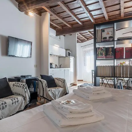 Apartamento Black White - Fromhometorome Roma